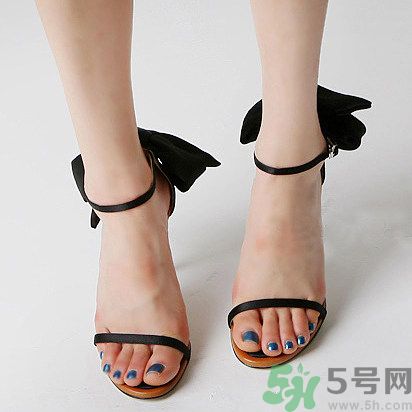 腳心長(zhǎng)水泡是怎么回事？腳心長(zhǎng)水泡怎么辦？