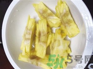 菠蘿里面發(fā)黑是為什么？發(fā)黑的菠蘿能吃嗎？