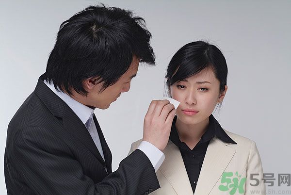 一生氣就流眼淚是怎么回事？生氣流淚怎么辦？
