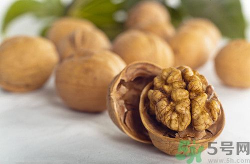 生核桃能吃嗎?吃生核桃好還是熟核桃好 生核桃能吃嗎?吃生核桃好還是熟核桃好