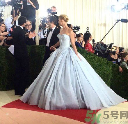 夜光裙為什么會發(fā)光？夜光裙有害嗎？