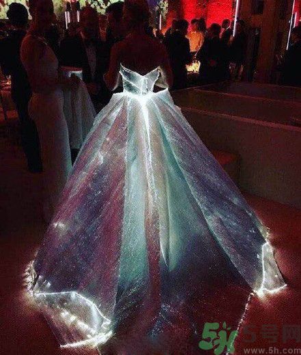 夜光裙為什么會發(fā)光？夜光裙有害嗎？