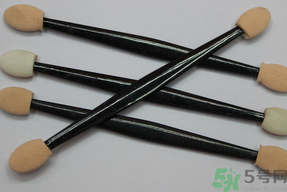眼影刷和眼影棒哪個好?眼影刷和眼影棒有什么區(qū)別?.png 眼影刷和眼影棒哪個好?眼影刷和眼影棒有什么區(qū)別?.png