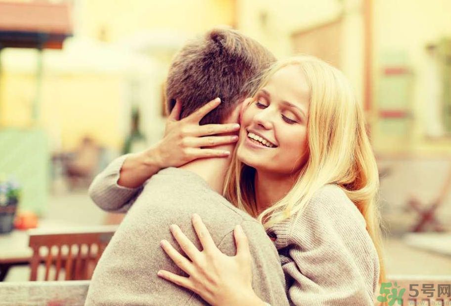 不同身高差的擁抱姿勢(shì)是怎樣的？情侶擁抱的姿勢(shì)有哪些？