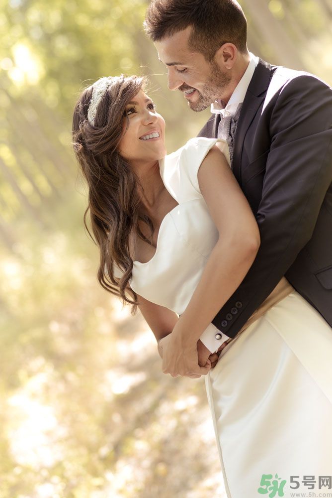 不同身高差的擁抱姿勢(shì)是怎樣的？情侶擁抱的姿勢(shì)有哪些？