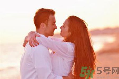 不同身高差的擁抱姿勢是怎樣的？情侶擁抱的姿勢有哪些？