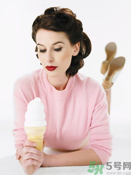 吃冰淇淋會上火嗎？吃冰淇淋長痘是怎么回事？