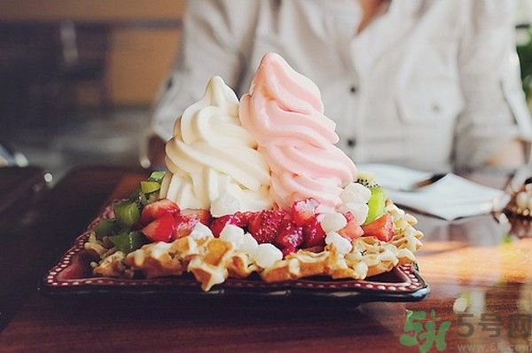 吃冰淇淋會上火嗎？吃冰淇淋長痘是怎么回事？