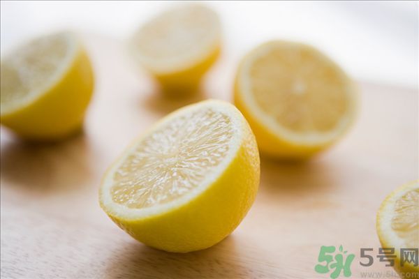 檸檬汁蛋清面粉做面膜能祛斑嗎？檸檬汁蛋清面粉能做面膜嗎？