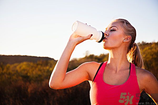 邊跑步邊喝豆?jié){可以嗎？跑步的時(shí)候喝豆?jié){好嗎？