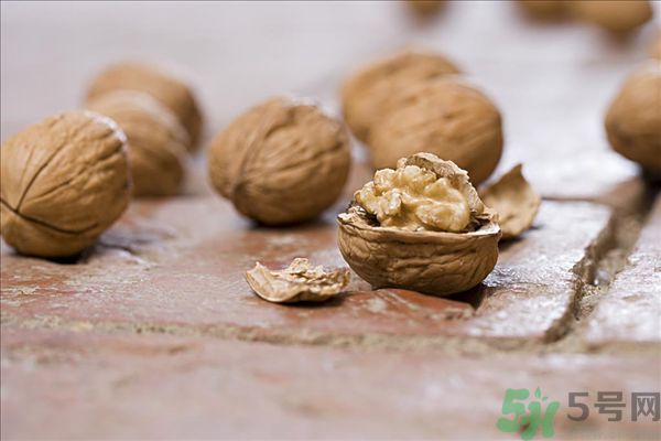 核桃樹上寄生草可以泡水喝嗎？桃樹上的寄生草的功效