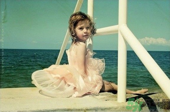 男童ktv熊抱強(qiáng)吻陪唱小姐是怎么回事？如何加強(qiáng)孩子的品德修養(yǎng)？