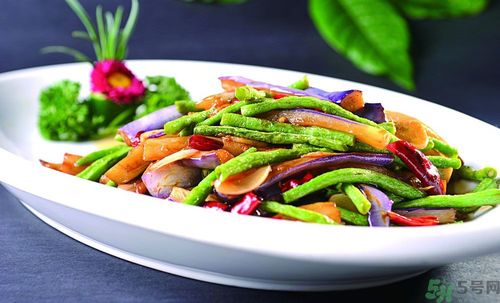 如何炒茄子不變色呢？怎么炒茄子才能不變色？