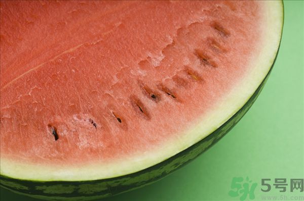 西瓜放冰箱可以放幾天？西瓜放冰箱隔夜能吃嗎？