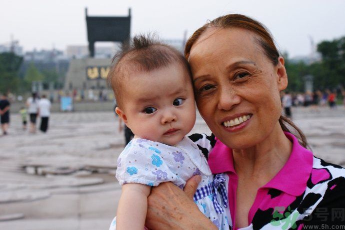 熱痱子怎么治療好的快?熱痱子癥狀圖片 熱痱子怎么治療好的快?熱痱子癥狀圖片