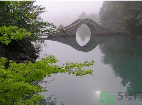 西安一高校多名學生嘔吐腹瀉原因是什么？多名學生嘔吐腹瀉是哪個學校？