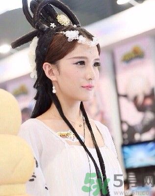 陜西最美媽媽是誰？陜西最美媽媽當(dāng)街哺乳被棄女嬰是怎么回事？