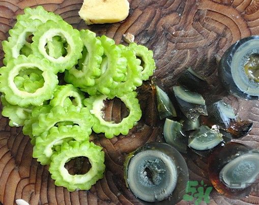 苦瓜和皮蛋一起吃能降火嗎？苦瓜能和皮蛋一起吃嗎？