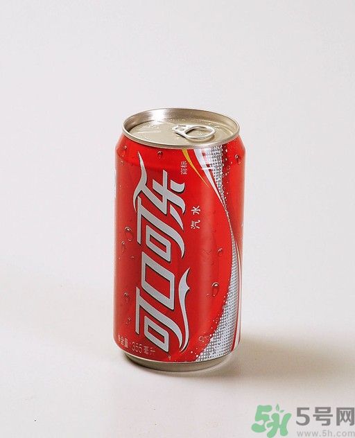 大伯仰頭喝可樂四肢癱瘓是怎么回事？喝可樂真的會癱瘓嗎？