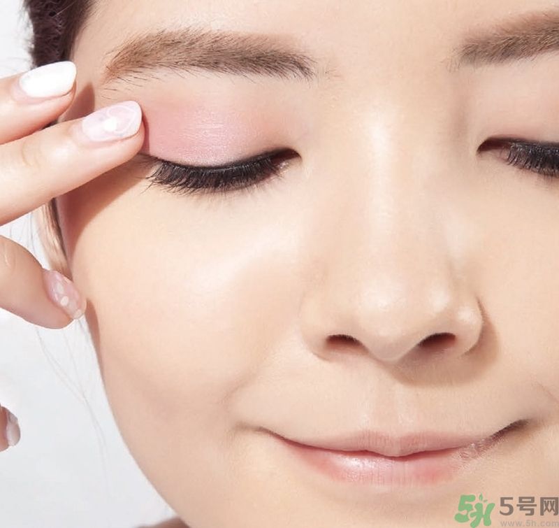 夏天怎么畫眼妝?春夏系輕甜紫粉紅花眼妝 夏天怎么畫眼妝?春夏系輕甜紫粉紅花眼妝