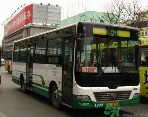 開(kāi)蘭博基尼上下班的人是誰(shuí)？開(kāi)蘭博基尼上下班開(kāi)的是哪輛公交車？