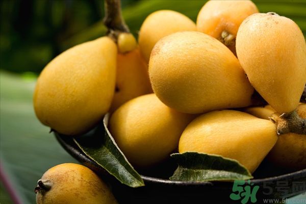 枇杷能跟百合一起煮嗎？ 枇杷能和銀耳一起煮嗎？