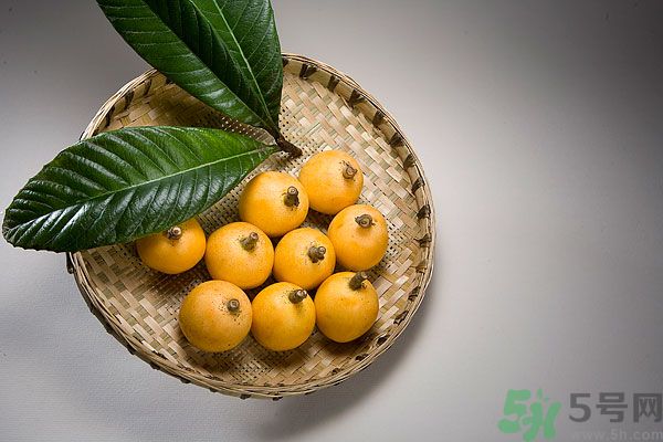 枇杷能跟百合一起煮嗎？ 枇杷能和銀耳一起煮嗎？