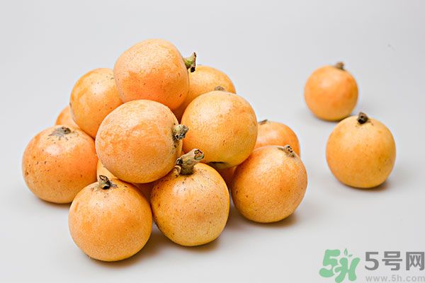 枇杷能跟百合一起煮嗎？ 枇杷能和銀耳一起煮嗎？