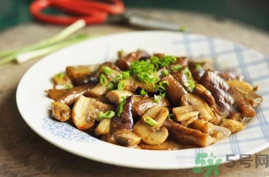 茄子可以炒蘑菇嗎？茄子炒蘑菇吃好嗎？