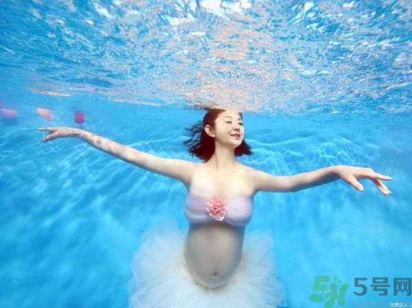 女性在游泳池游泳會意外懷孕嗎 女性在游泳池游泳會意外懷孕嗎