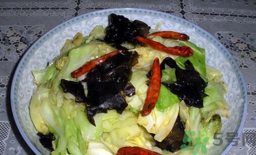 包菜可以和木耳一起炒嗎？包菜和木耳可以一起吃嗎？