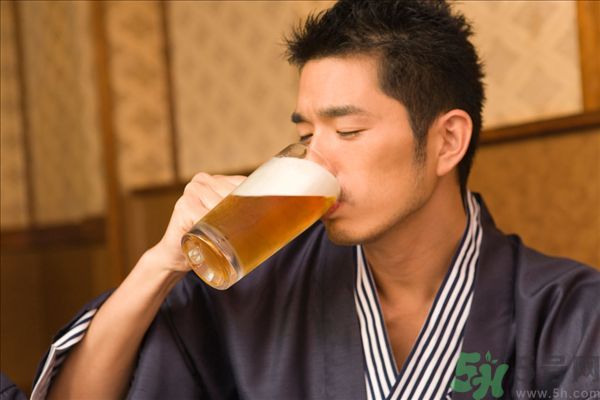 過期啤酒能喝嗎？過期啤酒喝了會怎么樣？