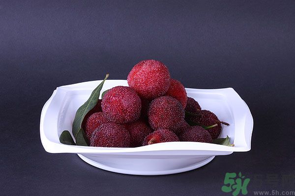 吃楊梅時(shí)可以喝茶嗎？吃楊梅時(shí)喝茶有什么壞處？