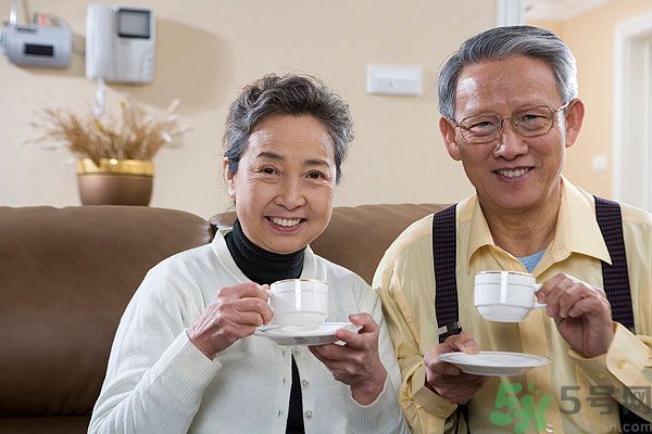 吃楊梅時(shí)可以喝茶嗎？吃楊梅時(shí)喝茶有什么壞處？