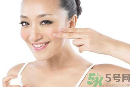 為什么夏天容易長(zhǎng)雀斑？夏天長(zhǎng)雀斑了怎么辦？