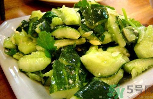 坐月子可以吃拍黃瓜嗎？坐月子可以吃生黃瓜嗎？