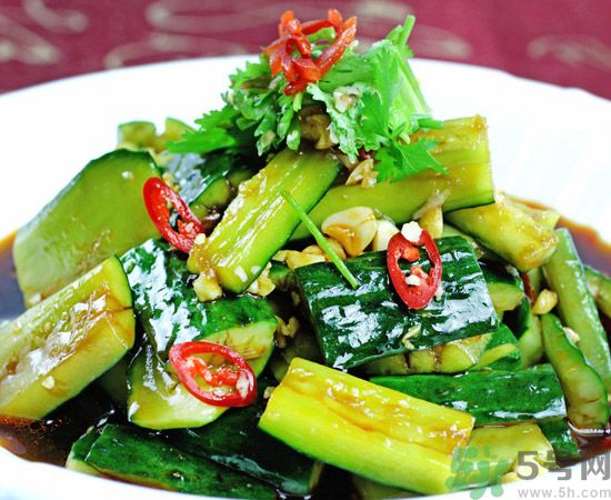 坐月子可以吃拍黃瓜嗎？坐月子可以吃生黃瓜嗎？