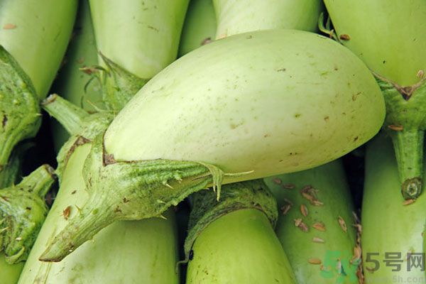 茄子里面有黑點能吃嗎？茄子里面黑了能吃嗎？