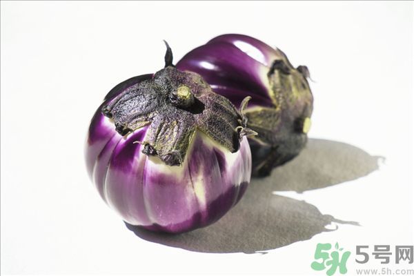 茄子里面有黑點能吃嗎？茄子里面黑了能吃嗎？