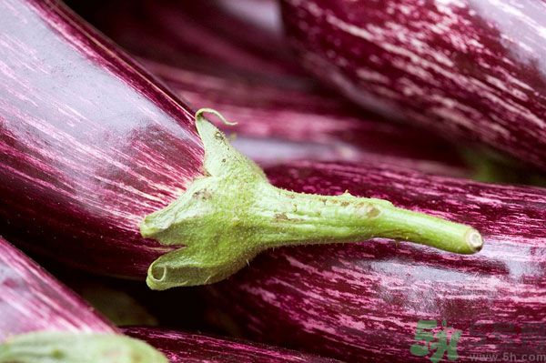茄子里面有黑點能吃嗎？茄子里面黑了能吃嗎？