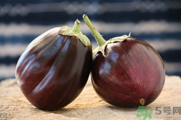 茄子里面發(fā)棕色能吃嗎？茄子里面有褐色能吃嗎？