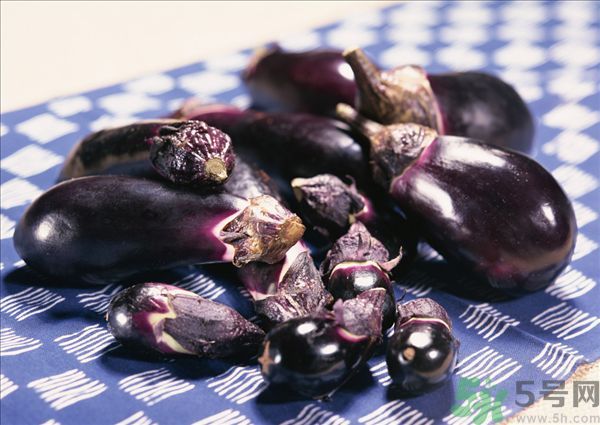 茄子里面發(fā)棕色能吃嗎？茄子里面有褐色能吃嗎？