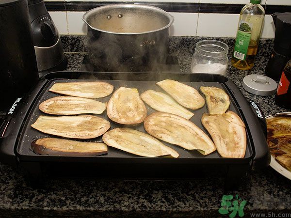 茄子里面發(fā)棕色能吃嗎？茄子里面有褐色能吃嗎？