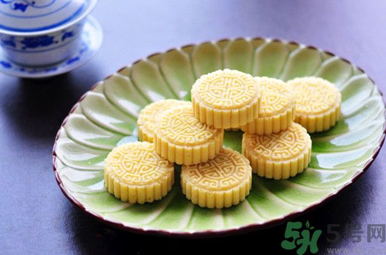 吃綠豆糕能喝啤酒嗎？吃綠豆糕喝啤酒好不好？