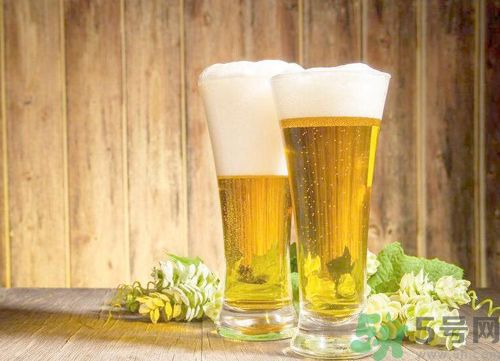 吃綠豆糕能喝啤酒嗎？吃綠豆糕喝啤酒好不好？