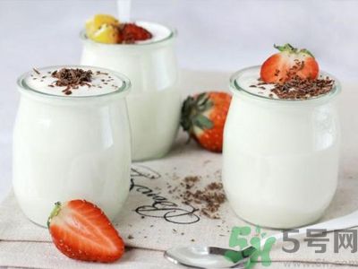 吃綠豆糕可以喝酸奶嗎？吃綠豆糕喝酸奶好不好？