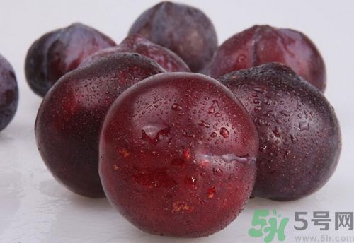 李子紅色甜還是黑色甜？李子黑色的比較甜嗎？