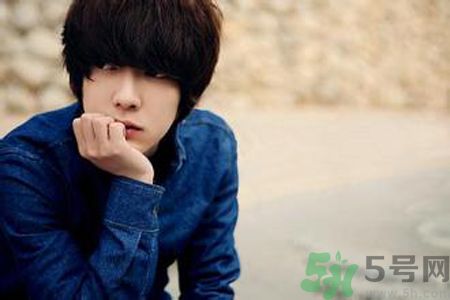 男生夏天長痘痘是什么原因？男生夏天長痘痘怎么辦？