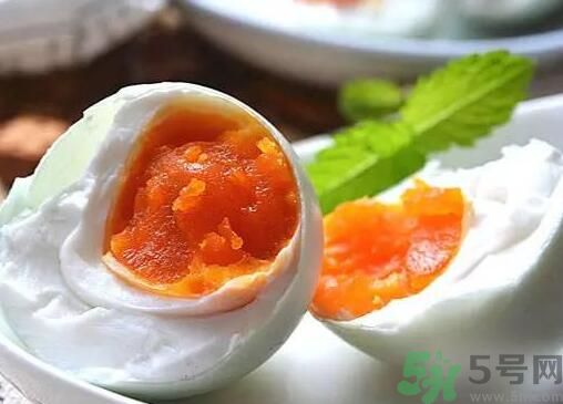 李子可以和咸鴨蛋一起吃嗎？李子能咸鴨蛋一起吃嗎？