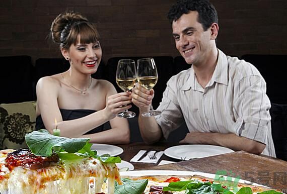 喝酒臉發(fā)白的人酒量好嗎？喝酒臉發(fā)白好不好？